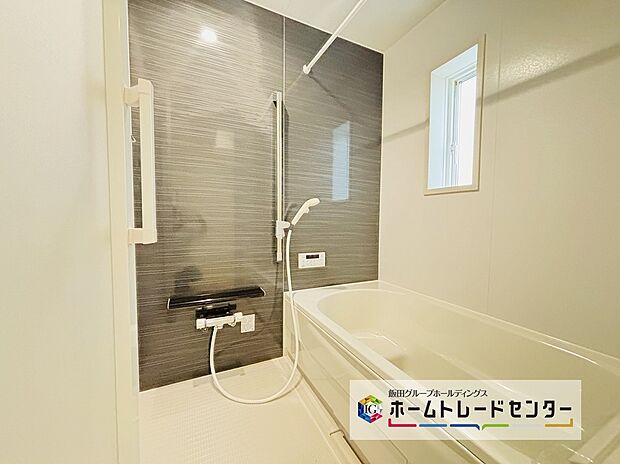 【☆BathRoom☆】～浴室～
ユニットバスは浴室乾燥機能も付き雨の日の洗濯物も乾かせます。ゆったりと足を伸ばして一日の疲れも落とせます♪