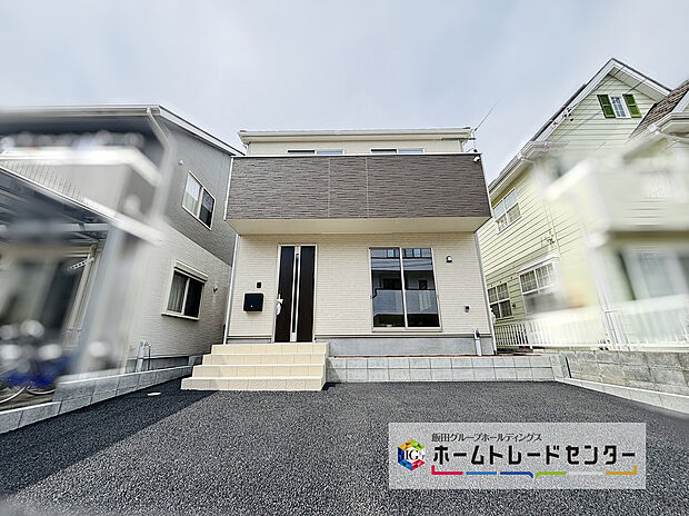 【現地外観写真】２階南向きバルコニーは２洋室から出入りができます。