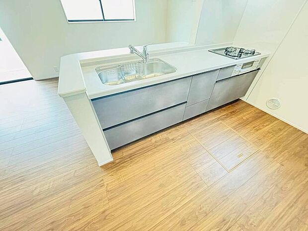 【【設備】床下収納】しばらく使わない調理器具や、めったに出さない食器などはキッチンの棚を圧迫しがち。床下収納に移動することで、空いたスペースを有効に使えるようになります。
