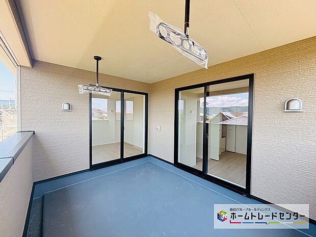 【☆Balcony☆(7号棟)】~バルコニー~
南コーナーのバルコニーは屋根が付き天気の急変にも慌てず対応ができます