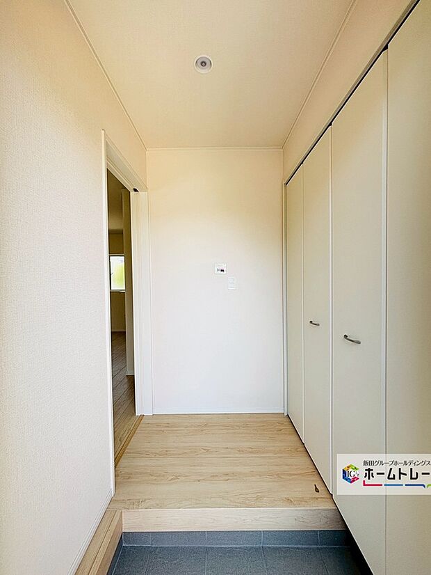 【☆EntranceHall☆】～玄関ホール～
お家に出会う人々を迎える玄関だからこそ、広々清潔感あふれる空間にしたいものです。採光・通風にも配慮された設計で毎日明るい空間をキープします♪