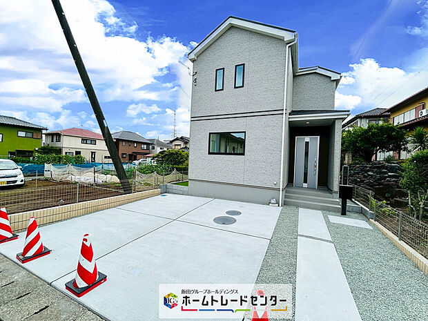 【現地外観写真】全室南向きの４LDKです。キッチンと洗面室の行き来が便利な家事がしやす間取りも魅力です