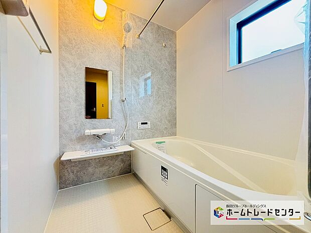 【☆BathRoom☆】２号棟～浴室～
ユニットバスは浴室乾燥機能も付き雨の日の洗濯物も乾かせます。ゆったりと足を伸ばして一日の疲れも落とせます♪
