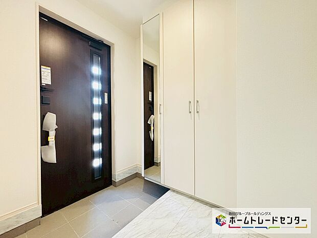 【☆EntranceHall☆】１号棟～玄関ホール～
天井までのシューズボックスは容量もたっぷり入り・・姿見が付くお出かけ時のチェックなどに便利です。ドア窓やホールから採光が撮れ明るいホールでお客様をお迎えできます