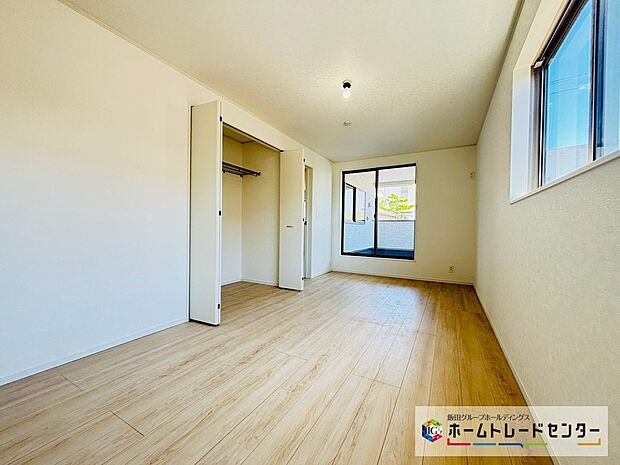 【☆BedRoom☆】～２階洋室～
主寝室はバルコニー直結となります。
南向きなのでお日様の光をたっぷり取り込んで目覚めのいい朝を迎えられます♪