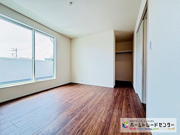 【☆BedRoom☆】～２階主寝室～
開放的なバルコニー直結のお部屋です。南向きなのでお日様の光をたっぷり取り込んで目覚めのいい朝を迎えられます♪