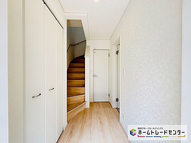 【☆EntranceHall☆】~玄関ホール~
両開きの折り戸が付く可動棚の玄関収納です。全体が確認でき使いたい靴をサッと出すことができます。スッキリとした玄関ホールでお客様をお迎えできます