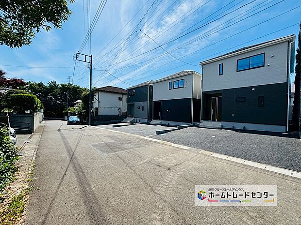 【前道路を含む現地外観写真】北側6m幅の道路が接します。駐車場への出入りもスムースにできます