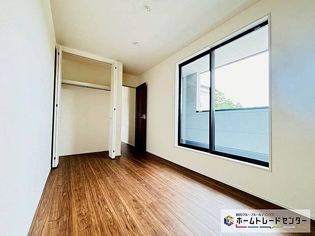 【☆BedRoom☆】~2階洋室~
開放的なバルコニー直結のお部屋です。南向きなのでお日様の光をたっぷり取り込んで目覚めのいい朝を迎えられます♪