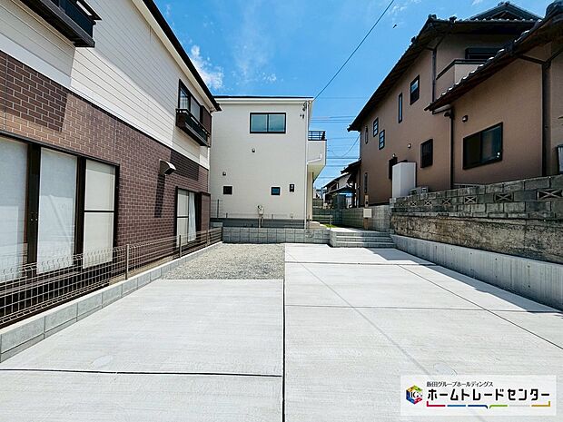 【駐車場を含む現地外観写真】A号棟