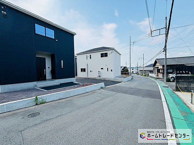 【前道路を含む現地外観写真】１号棟前道路は西側5.5ｍ幅の公道です