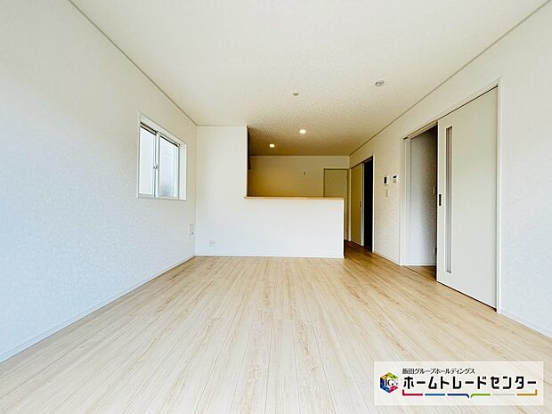 【☆Living☆】1号棟~LDK~
人気の対面式キッチンのLDKです♪料理をしながらもリビングで寛ぐ家族と会話が弾みます。外気温の影響を受けにくい複層ガラスを採用するなど、エコ&省エネにも対応しています