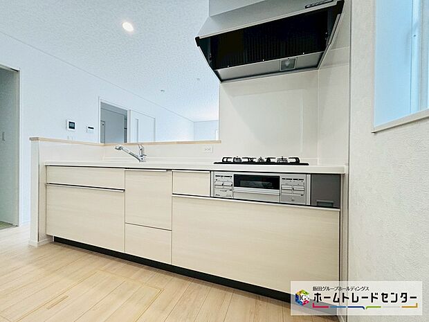 【☆kitchen☆】~キッチン~
システムキッチンは収納力と使い勝手を追求したスライド引き出しです。スムーズな開閉でストレスなくお料理を楽しめます♪
