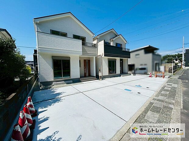 【駐車場】各棟玄関前に2台の並列駐車が可能です。出入りもスムーズにできます
