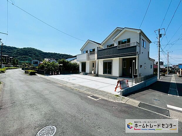 【前道路を含む現地外観写真】南側6m幅の公道が通ります。