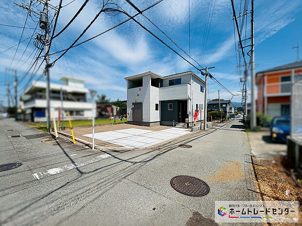 【前道路を含む現地外観写真】開放感ある角地です