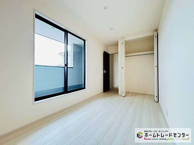 【☆BedRoom☆】~2階洋室~
開放的なバルコニー直結のお部屋です。南向きなのでお日様の光をたっぷり取り込んで目覚めのいい朝を迎えられます♪