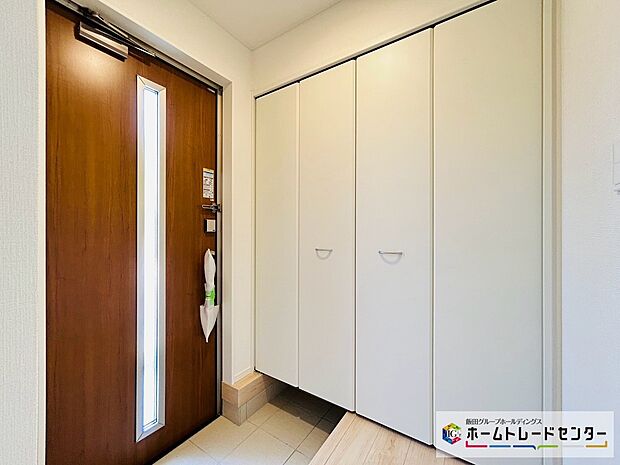 【☆EntranceHall☆】１号棟～玄関ホール～
クロークとなる玄関収納です。両開きの折り戸が付く収納は全体が確認でき使いたい靴をサッと出すことができます。スッキリとした玄関ホールでお客様をお迎えできます