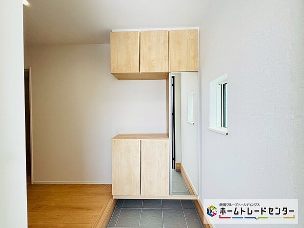 【☆EntranceHall☆】～玄関ホール～
玄関扉のスリットからの採光もたっぷり入り、明るく清潔感のある印象です♪収納スペースも豊富で、つい人を招きたくなるそんなエントランスです♪