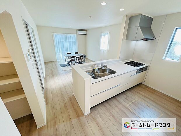 【☆Living☆】～LDK～
人気の対面式キッチンのＬＤＫです♪料理をしながらもリビングで寛ぐ家族と会話が弾みます。外気温の影響を受けにくい複層ガラスを採用するなど、エコ＆省エネにも対応しています