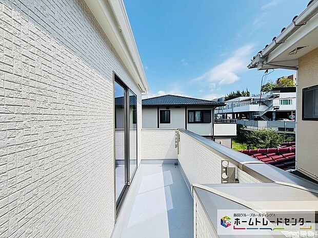 【☆Balcony☆】A号棟～バルコニー～
南向きバルコニーは２洋室から出入りができます。折り畳みアームが設置され洗濯物やお布団もたっぷり干せます