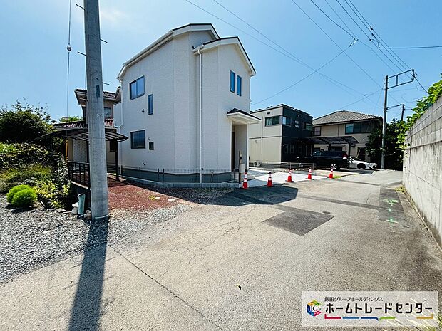 【前道路を含む現地外観写真】北側に道路が接します。