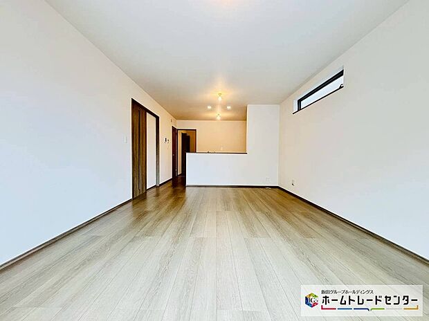 【☆Living☆】A号棟～LDK～
人気の対面式キッチンのＬＤＫです♪料理をしながらもリビングで寛ぐ家族と会話が弾みます。外気温の影響を受けにくい複層ガラスを採用するなど、エコ＆省エネにも対応しています