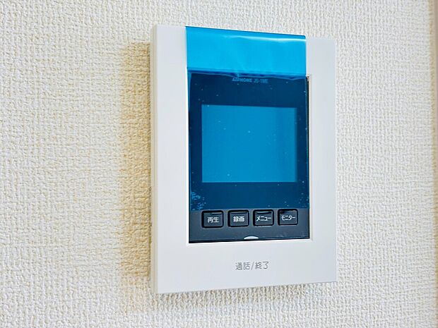 【【設備】TVモニター付きインターホン】録画機能もあり、どのような人が何時に来訪されたのかが分かります。防犯上はもちろん、お届け物などの把握にも便利です。ライトが付いているので、夜間でも安心です。

