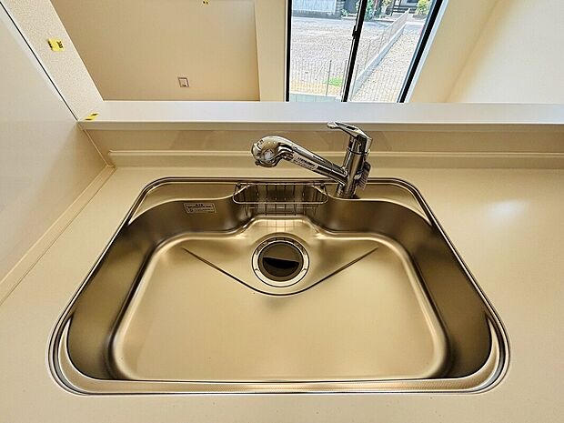【【設備】一体型浄水器】浄水カートリッジ内蔵で場所を取らずに見た目もスッキリ。ノズルはシャワーヘッドになっておりお掃除も楽々です。
