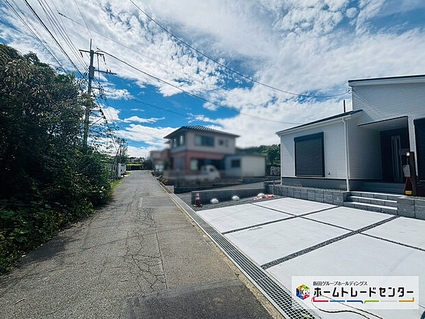 【前道路を含む現地外観写真】南東道路は５ｍ幅の公道となります