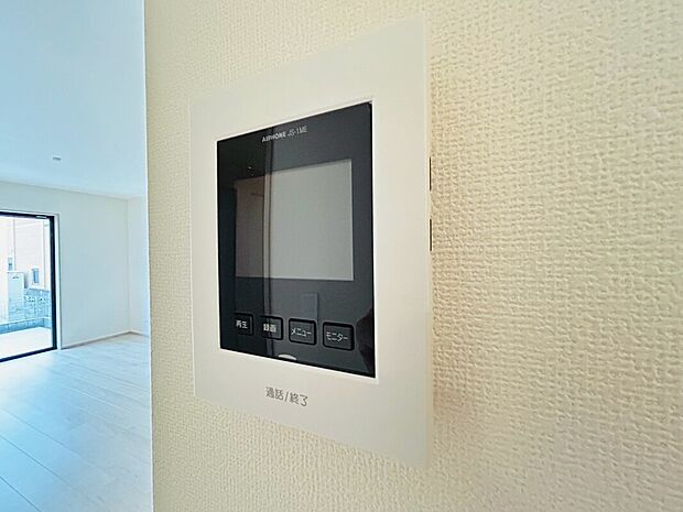 【【設備】TVモニター付きインターホン】録画機能もあり、どのような人が何時に来訪されたのかが分かります。防犯上はもちろん、お届け物などの把握にも便利です。ライトが付いているので、夜間でも安心です。