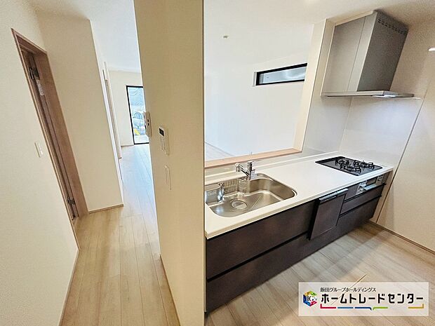 【☆kitchen☆】A号棟~キッチン~
システムキッチンは収納力と使い勝手を追求したスライド引き出しです。スムーズな開閉でストレスなくお料理を楽しめます♪