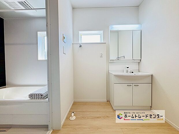 【☆Powder Room☆】~洗面室~
白を基調とした爽やかなサニタリースペース。清潔感のある快適空間です。毎日の身支度も気持ち良くお使い頂けます。