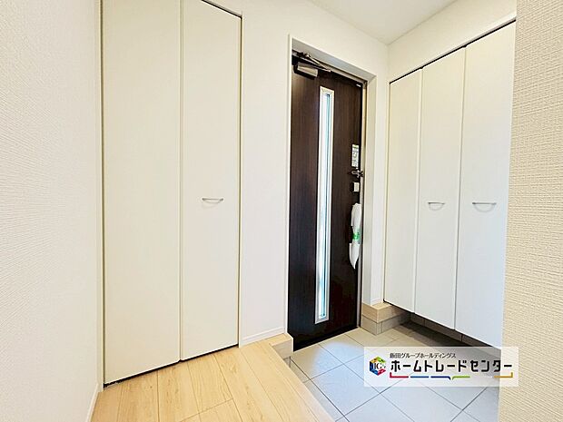 【☆EntranceHall☆】1号棟~玄関ホール~
両開きの折り戸が付く収納は全体が確認でき使いたい靴をサッと出すことができます。スッキリとした玄関ホールでお客様をお迎えできます