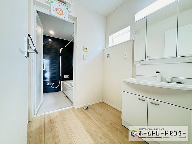 【☆Powder Room☆】~洗面室~
白を基調とした爽やかなサニタリースペース。清潔感のある快適空間です。毎日の身支度も気持ち良くお使い頂けます。