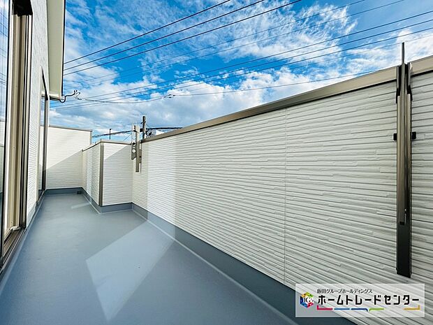 【☆Balcony☆】D号棟～バルコニー～
南向きバルコニーは２洋室から出入りができます。折り畳みアームが設置され洗濯物やお布団もたっぷり干せます