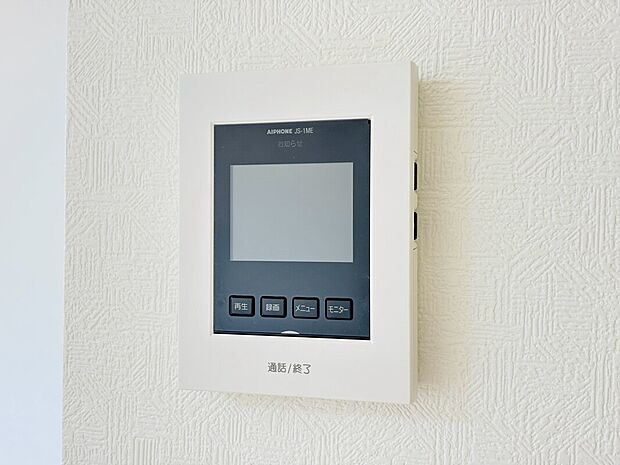 【【設備】TVモニター付きインターホン】録画機能もあり、どのような人が何時に来訪されたのかが分かります。防犯上はもちろん、お届け物などの把握にも便利です。ライトが付いているので、夜間でも安心です。