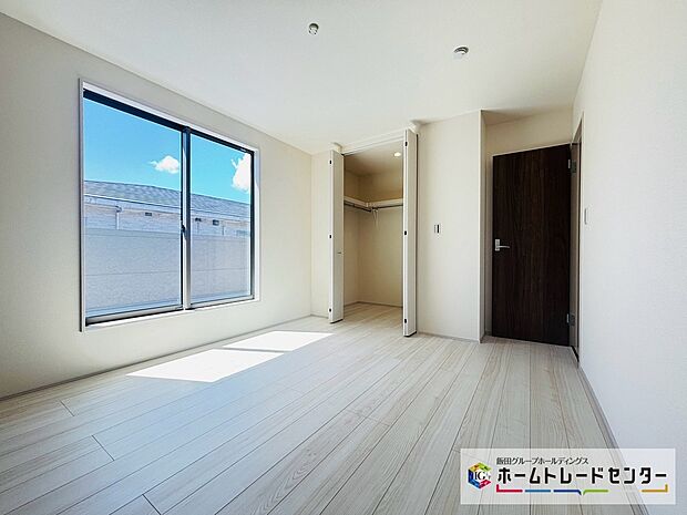 【☆BedRoom☆】~主寝室~
主寝室にはウォークインクローゼットを設置しました。衣類やバックからスーツケースなど、スッキリと収納が可能です♪