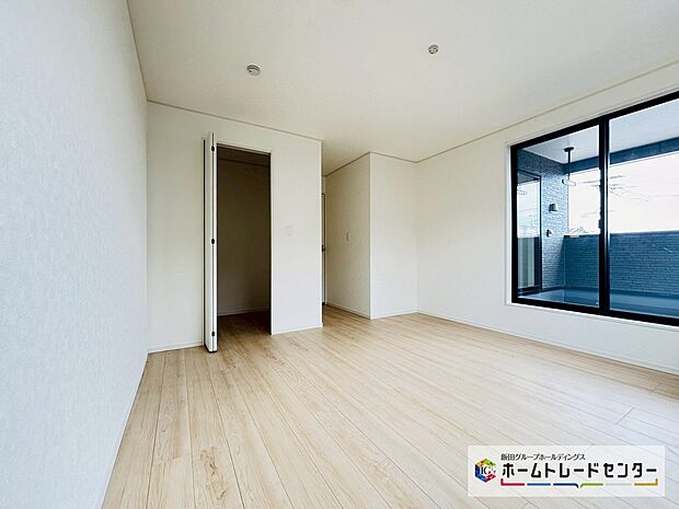 【☆BedRoom☆】~2階洋室~
バルコニー直結の洋室です。
南向きなのでお日様の光をたっぷり取り込んで目覚めのいい朝を迎えられます♪