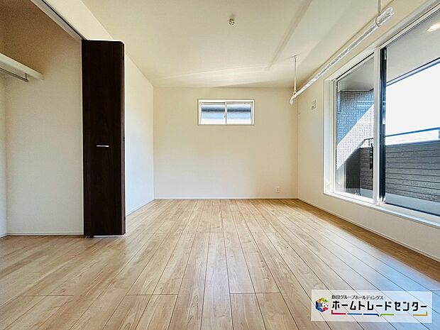 【☆BedRoom☆】開放的なバルコニー直結のお部屋です。南向きなのでお日様の光をたっぷり取り込んで目覚めのいい朝を迎えられます♪

