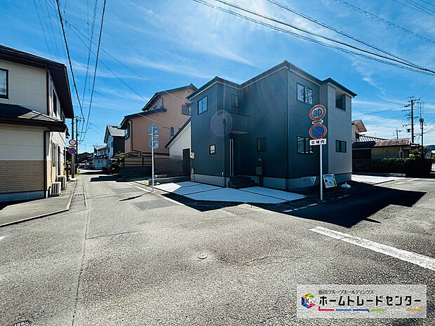 【前道路を含む現地外観写真】開放感ある角地となります