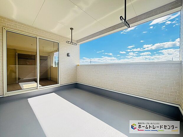 【☆Balcony☆(6号棟)】~バルコニー~
南コーナーのバルコニーは屋根が付き天気の急変にも慌てず対応ができます