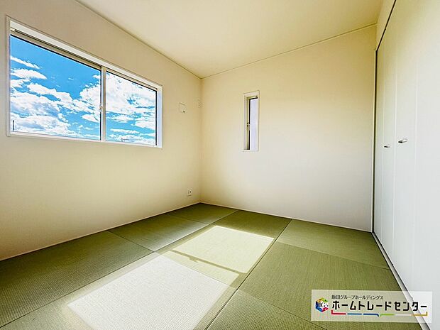 【【設備】洋風和室(6号棟)】プライベート感を保てる和室を完備しており、来客時の宿泊スペースや書斎などにお使い頂けます。すぐに横になれるのも長くお住まいになられる上では嬉しい空間です。