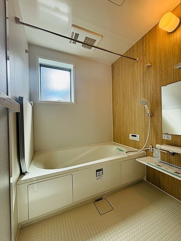 【【設備】浴室乾燥機】雨の日や冬場のお洗濯に嬉しい装備。洗濯物を乾かすだけでなく、入浴の度に換気機能で湿気を排出できるためカビの防止にもなります。