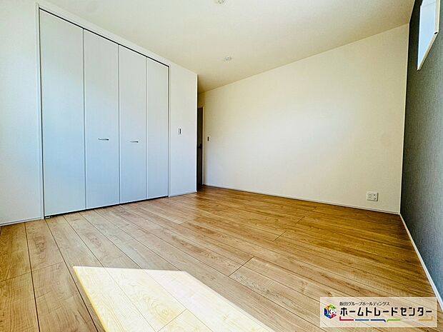 【☆BedRoom☆（１号棟）】～洋室～
主寝室にはウォークインクローゼットを設置しました。衣類やバックからスーツケースなど、スッキリと収納が可能です♪
