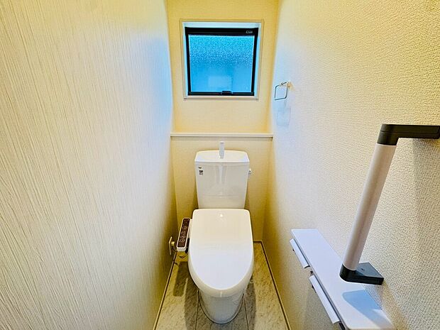 【【設備】シャワートイレ】快適な暮らしを支えるウォシュレット機能付きトイレ。清潔にお使いいただけるだけでなく、毎日の生活の質を高めてくれるうれしい設備です。

