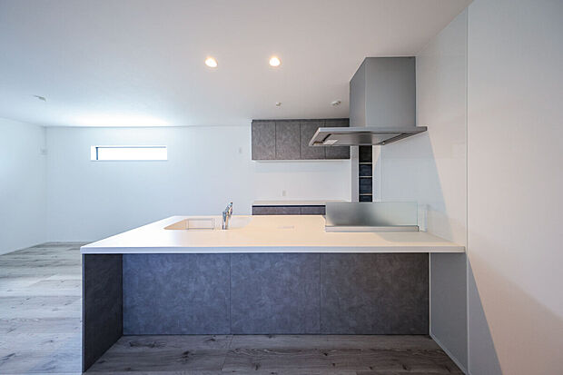 当社施工実例(キッチン)
家族の顔が見える、会話が弾む対面キッチン。無駄をそぎ落とした空間に、家族の会話がゆるやかに響きます。