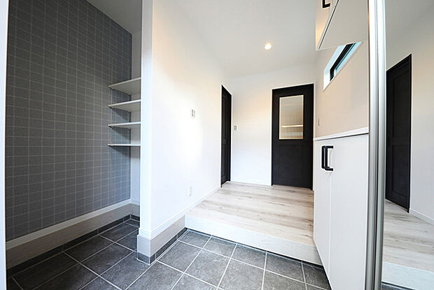 当社施工実例(玄関)
玄関横にはシューズクローゼットもあり、たくさんの靴を
収納出来ます。又、ゴルフバッグなど趣味で使う道具を置く
こともできます