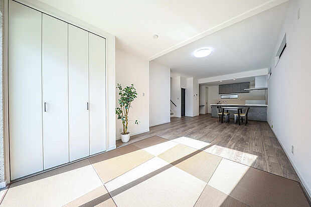 【当社施工事例】
お子様の遊び場やお昼寝などにピッタリの畳コーナーが一体化した広々としたLDKです。モダンなインテリアと組み合わせることで、おしゃれで個性的な空間を演出できます。