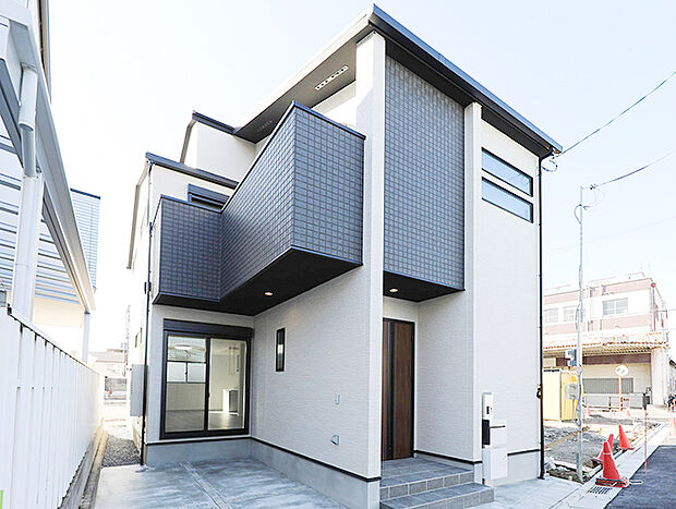(当社施工例)外観
白を基調に、重厚感のあるスクエアタイルのアクセントを配したモダンで立体的なフォルム。プライバシーに配慮された窓配置でありながら、堂々とした存在感を放ちます。